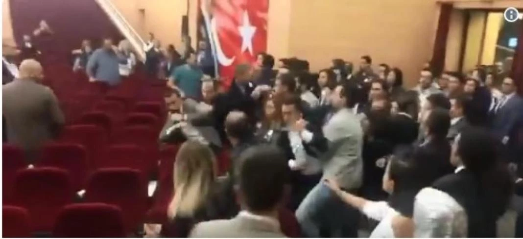 Απίστευτο: Δικηγόροι παίζουν ξύλο για χάρη… του Ερντογάν! (βίντεο)